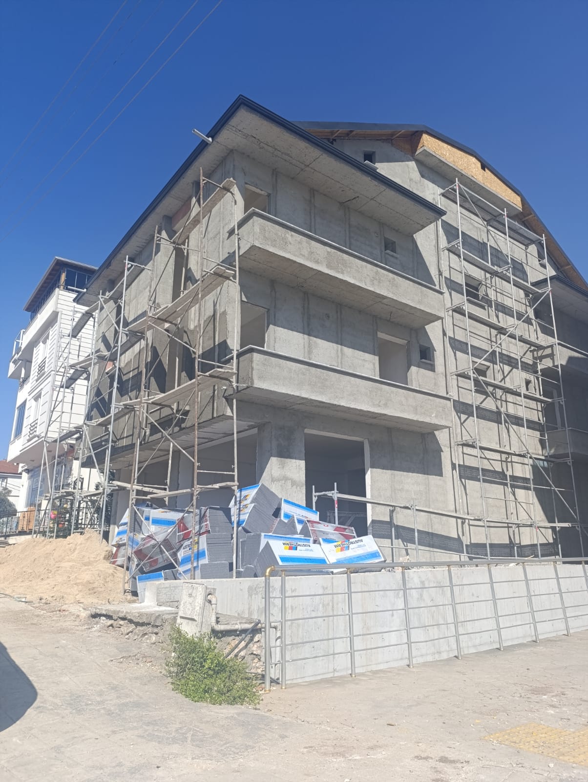 BAŞİSKELE BARBAROS'TA SAAT KULESİNDE CADDE CEPHE 152 M2 2 KATLI DÜKKAN